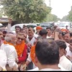 सीतापुर मिश्रिख के भाजपा सांसद अशोक कुमार रावत एक प्रोग्राम में पहुंचे, कार्यकर्ताओं ने स्वागत के फूल माला लेके आए।