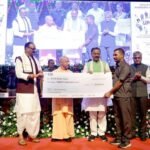 ब्यूरो रिपोर्ट अनुराग अगस्तय  लखनऊ /उत्तर प्रदेश 2 सितंबर 2026 सभी आउटसोर्स कार्मिकों को उनकी मेहनत का उचित मानदेय प्राप्त हो, उन्हें सामाजिक सुरक्षा की गारंटी प्राप्त हो। कोई घटना-दुर्घटना होने पर वे अकेले न हों, बल्कि उनके साथ एक कवर भी हो।